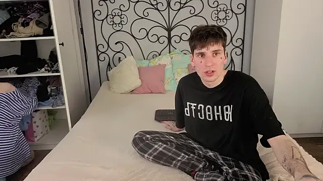 Danny loves Mary online show from March 11, 11:36 am