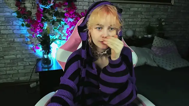 Awawrin online show from December 3, 8:44 pm