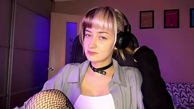 EmilySkyline online show from November 20, 8:04 am