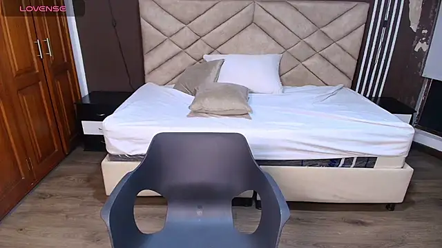 Laracooper  online show from December 18, 9:08 pm