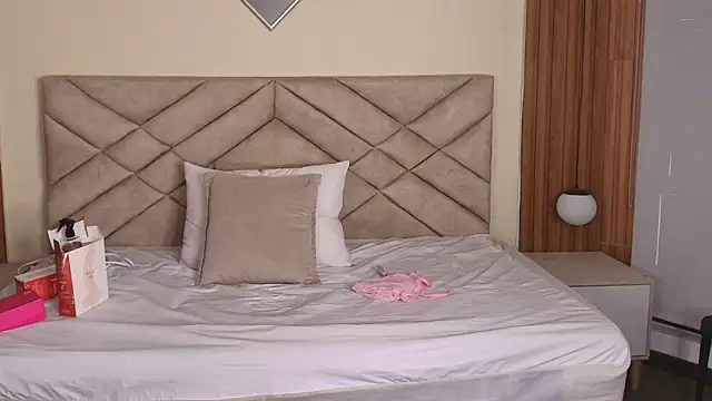 Laracooper  online show from April 16, 7:35 pm