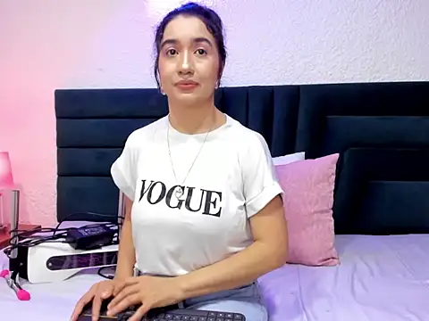 VictoriaRouge  online show from June 5, 8:26 pm