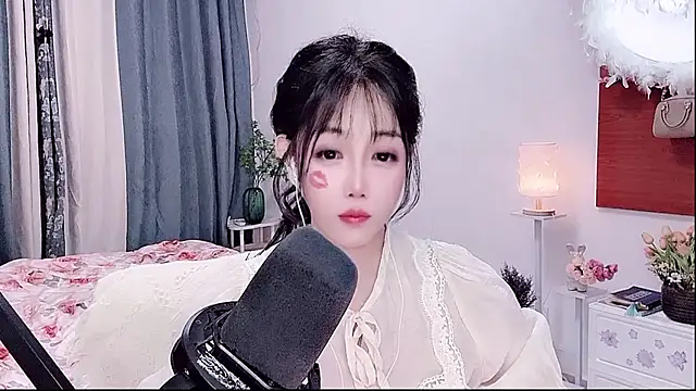 Laura 520 online show from May 26, 1:21 pm