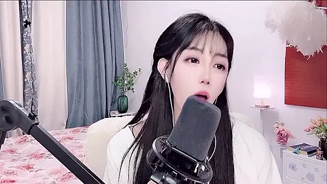 Laura 520 online show from June 15, 12:38 pm