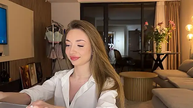 Jolienne online show from March 15, 8:00 pm