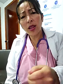 JustSamantha  online show from April 6, 11:11 am