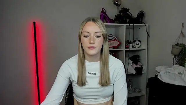 EvelynBlond online show from April 10, 12:33 pm