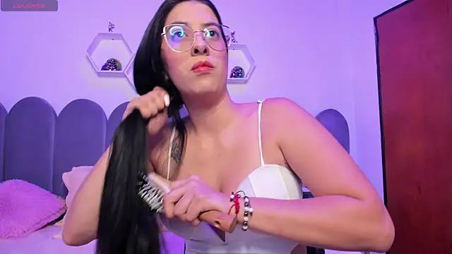 lunagomez24 online show from January 13, 1:33 am