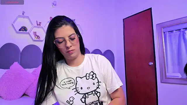 lunagomez24 online show from January 15, 1:55 am