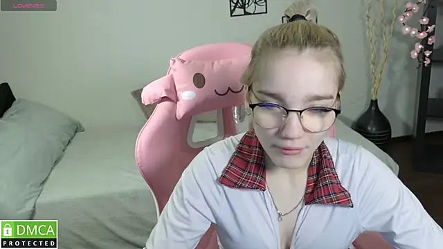 Megan Lora online show from January 15, 1:00 am