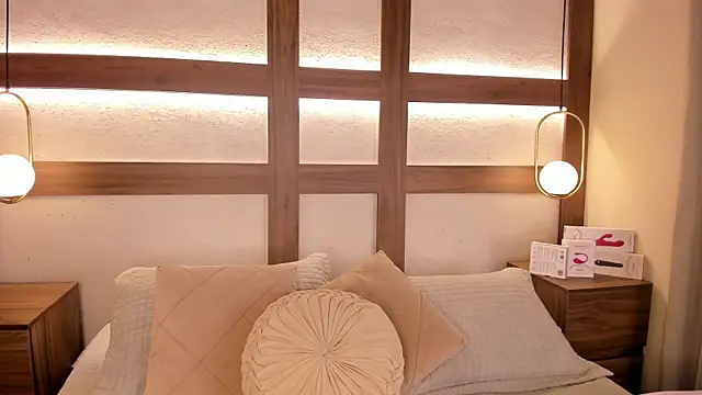 SarhaVega online show from April 9, 1:05 pm