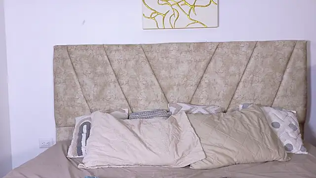 MiaBlumm  online show from December 2, 11:45 am