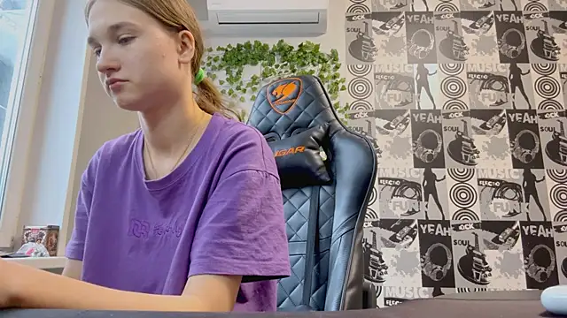 helgicuteness online show from January 10, 11:48 am