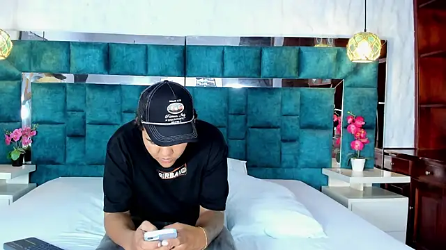  bonnyandclyde online show from March 21, 1:16 pm