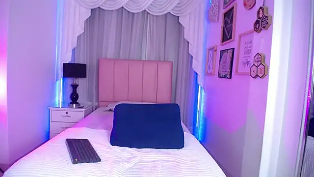 IsabelleDaza online show from December 17, 12:20 pm