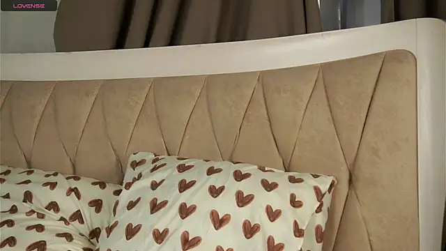 AunclreaVache online show from April 1, 11:22 am