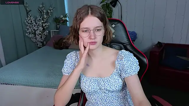 Mia Mooore online show from March 7, 1:18 pm