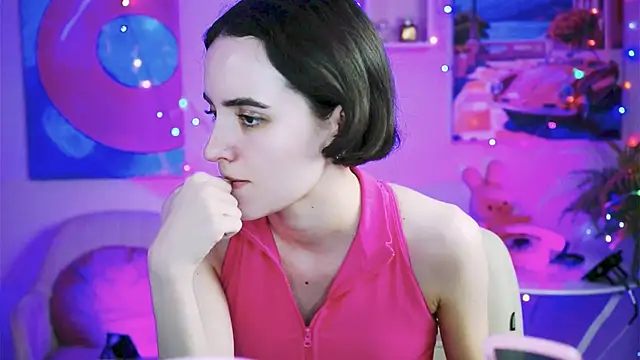 KateWillows online show from March 3, 7:25 am