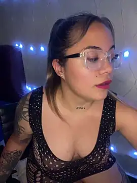 Lindalatina2001 online show from December 23, 1:09 am