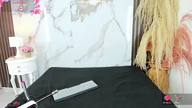 hilarythomsom online show from January 17, 1:07 pm