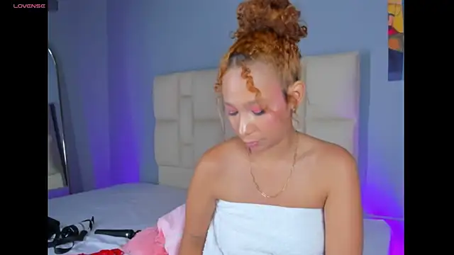 EmmaLawrence  online show from April 11, 7:45 am