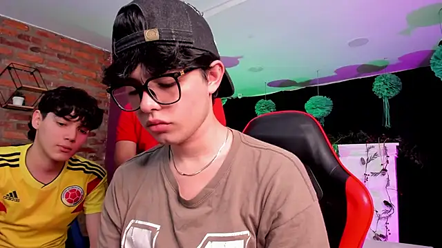 HotThreesoome online show from March 18, 12:32 pm