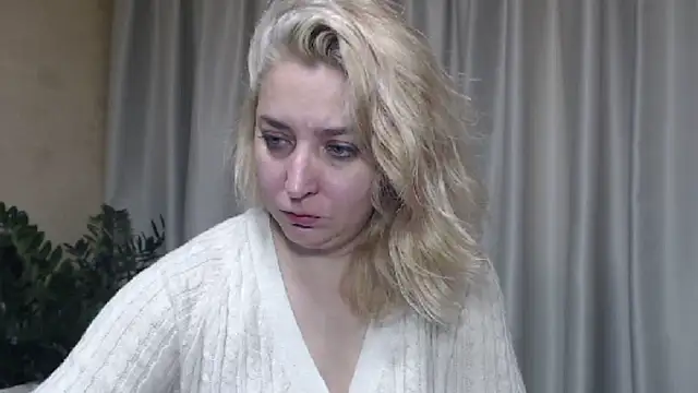 Snapshot of sweetpussy13 chatting on October 2, 6:29 am sweetpussy13 online show from October 2, 6:29 am