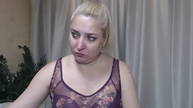 Snapshot of sweetpussy13 chatting on September 20, 5:50 am sweetpussy13 online show from September 20, 5:50 am