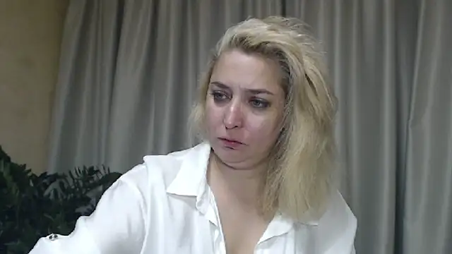 Snapshot of sweetpussy13 chatting on September 17, 5:27 am sweetpussy13 online show from September 17, 5:27 am