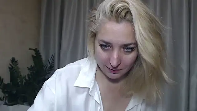 Snapshot of sweetpussy13 chatting on September 19, 5:50 am sweetpussy13 online show from September 19, 5:50 am