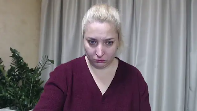 Snapshot of sweetpussy13 chatting on October 17, 5:21 am sweetpussy13 online show from October 17, 5:21 am