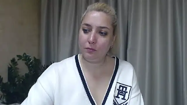 Snapshot of sweetpussy13 chatting on September 26, 5:49 am sweetpussy13 online show from September 26, 5:49 am