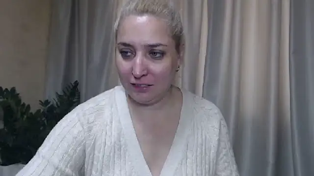 Snapshot of sweetpussy13 chatting on October 4, 6:41 am sweetpussy13 online show from October 4, 6:41 am