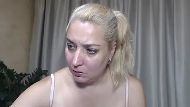 Snapshot of sweetpussy13 chatting on September 10, 5:40 am sweetpussy13 online show from September 10, 5:40 am