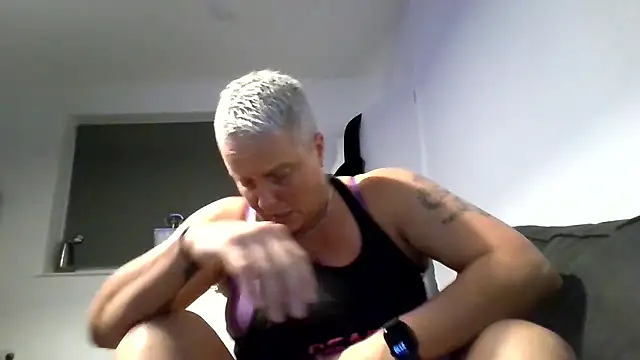 Bendoverbetty3 online show from January 9, 9:19 pm