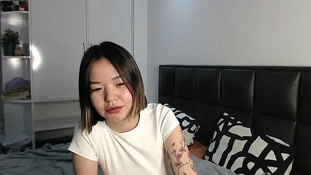 niia mur online show from February 22, 5:58 pm