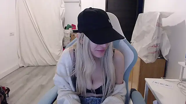 BarbieBlondieGirl online show from February 18, 6:07 pm