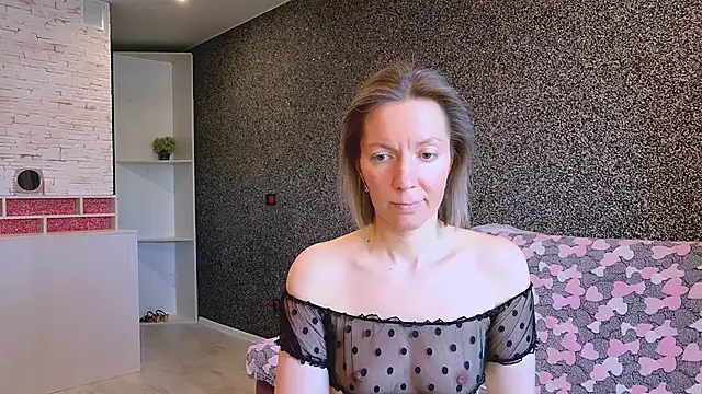 Amanda Luxe online show from March 30, 5:07 am