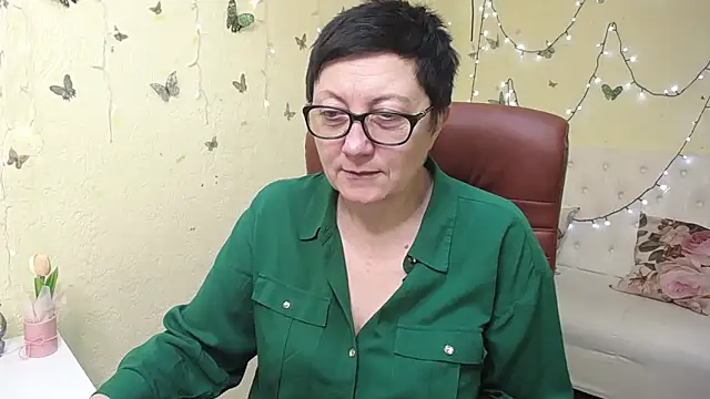 EmilyL0ve online show from March 22, 8:20 am