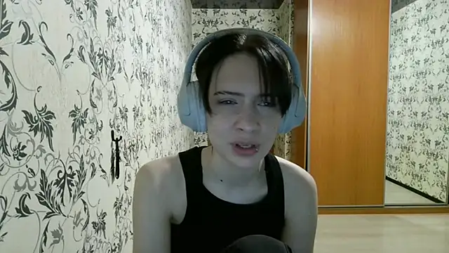 LxayBloom online show from April 13, 12:01 am