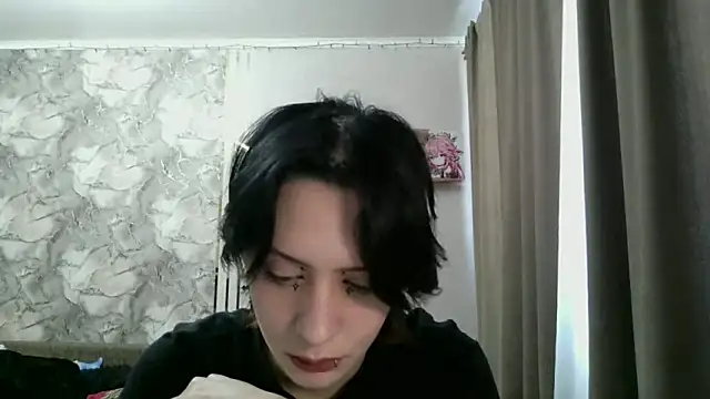 LxayBloom online show from February 18, 9:30 am