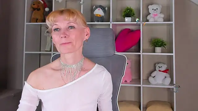 Julie Lucas online show from April 6, 4:46 am