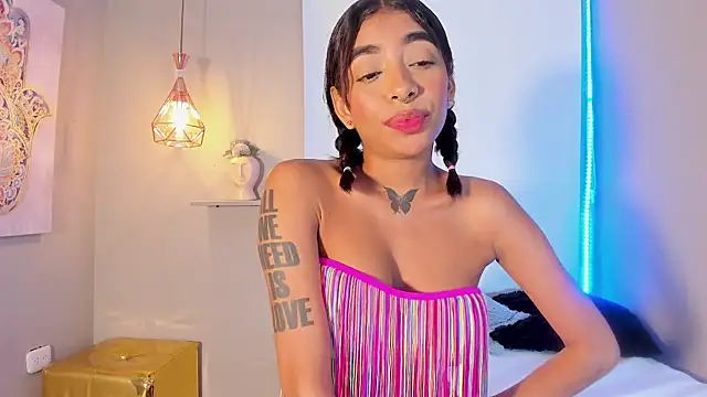 Scarlet Vixen  online show from May 30, 5:49 am