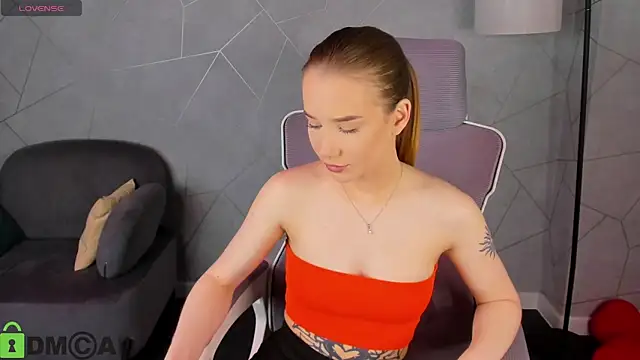 Nicole Vasquez online show from March 2, 9:27 am