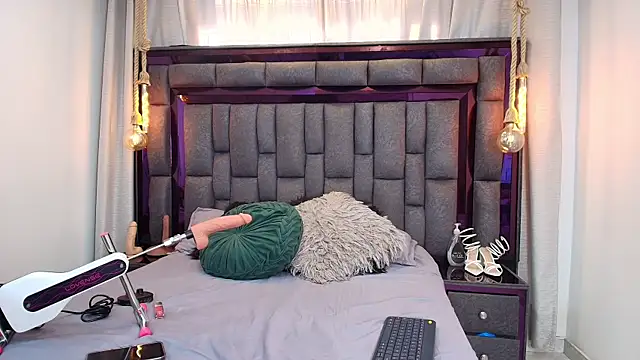 AllisonAdams  online show from March 17, 12:20 pm