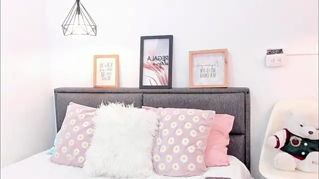 annarosse  online show from February 13, 6:20 pm