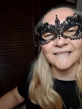 MaskedQueen77 online show from May 11, 4:04 pm