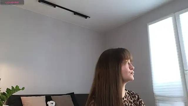 MillaKowal online show from April 11, 4:18 am