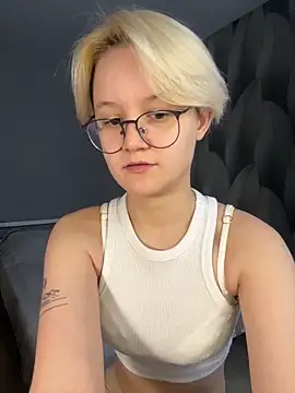 LuunaDorean online show from February 20, 9:44 am