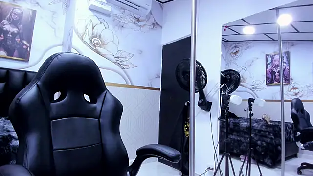 alicee  mature online show from April 10, 9:21 pm